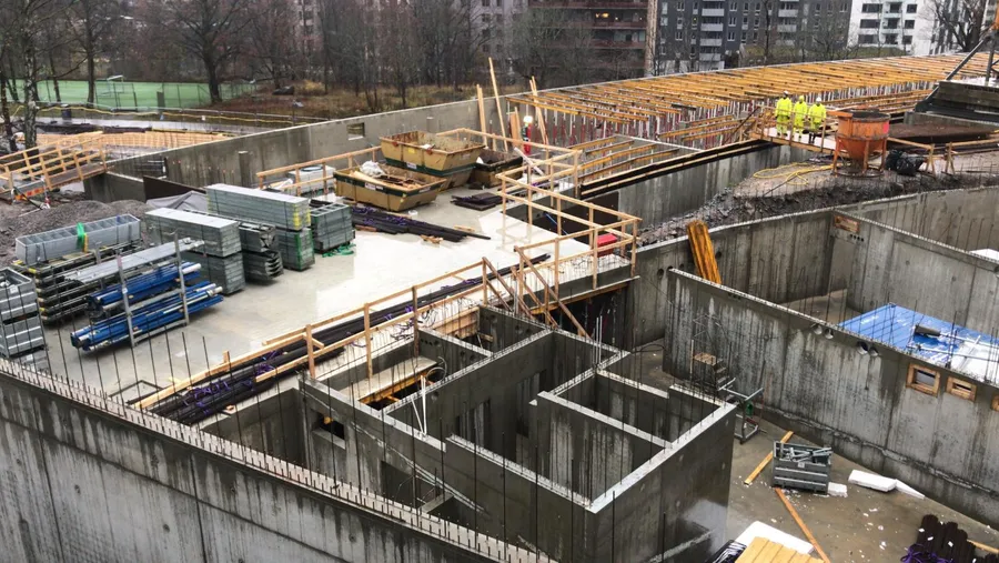 Betongstomme och garageplan under uppförande