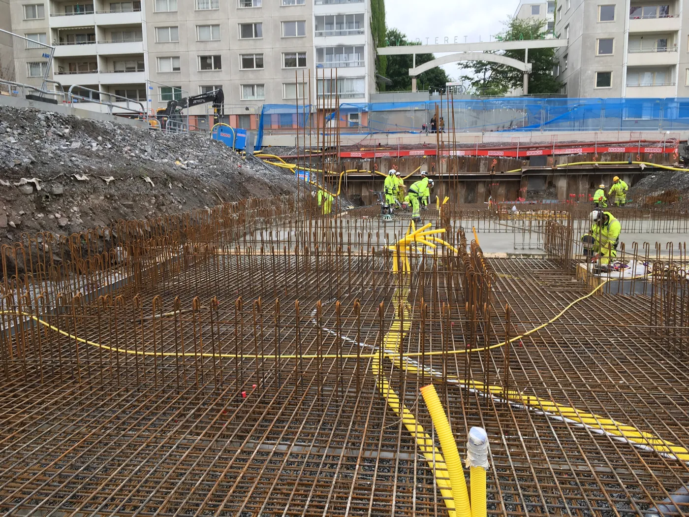 Arbetslag som armerar inför gjutning på en större byggarbetsplats